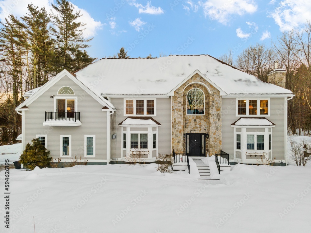 Fototapeta premium Beautiful, traditional white house in a winter countryside setting in New England