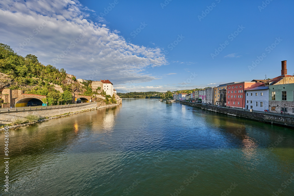 Passau, Aussicht von der Prinzregent-Luitpold-Brücke über die Donau zur Innmündung, Tunnel und Häuserzeile, Tourismus, Sommer, Niederbayern, Bayern, Deutschland