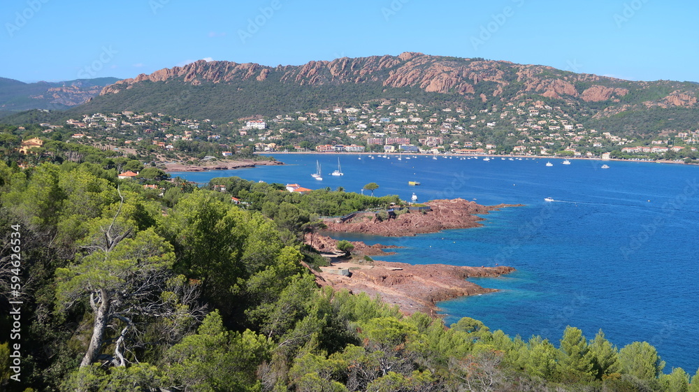 Panorama sur le Rastel et la rade d’Agay à Saint-Raphaël dans le Var, paysage de la côte d’azur, avec les rochers rouges du massif de l’Estérel et l’eau bleue de la mer Méditerranée (France)