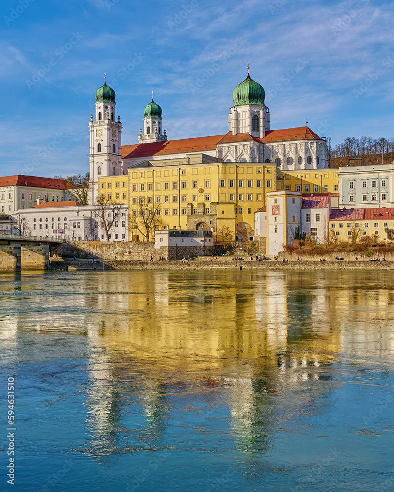 Passau, Innstadt Aussicht über den Inn zum Dom St. Stephan, Spiegelung mit Platz für Text, Niederbayern, Bayern, Deutschland