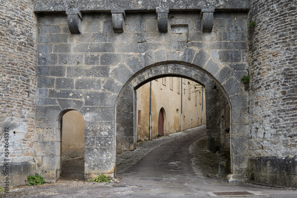 Porte d'entrée fortifiée de la cité médiévale de flavigny-sur-Ozerain, un des plus beaux villages de France en Côte d'Or en Bourgogne