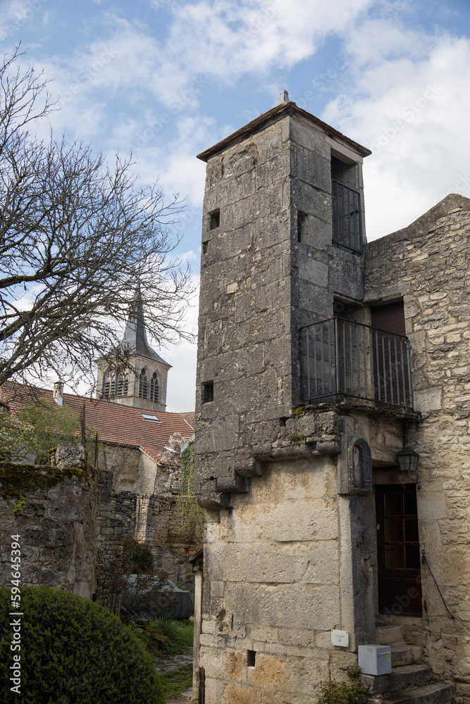 ruelle de la cité médiévale de flavignysurOzerain, un des plus beaux