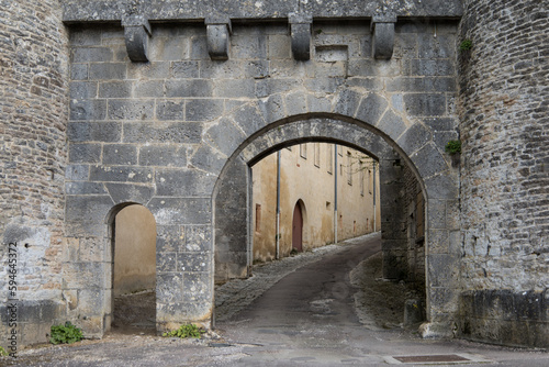 Porte d'entrée fortifiée de la cité médiévale de flavigny-sur-Ozerain, un des plus beaux villages de France en Côte d'Or en Bourgogne © jef 77