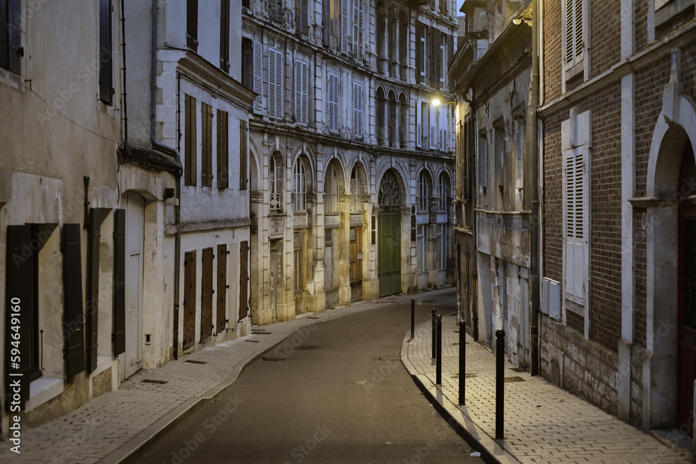 Strada notturna in un paese della Francia 