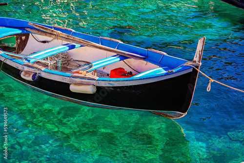 kleines blaues Fischerboot über kristallklarem Wasser