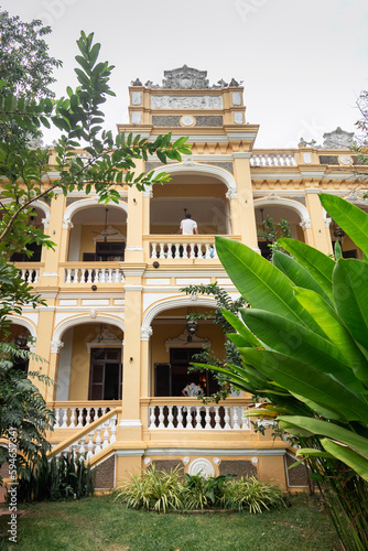 Fényképezés french colonial mansion building exterior in chhlong near kratie in cambodia