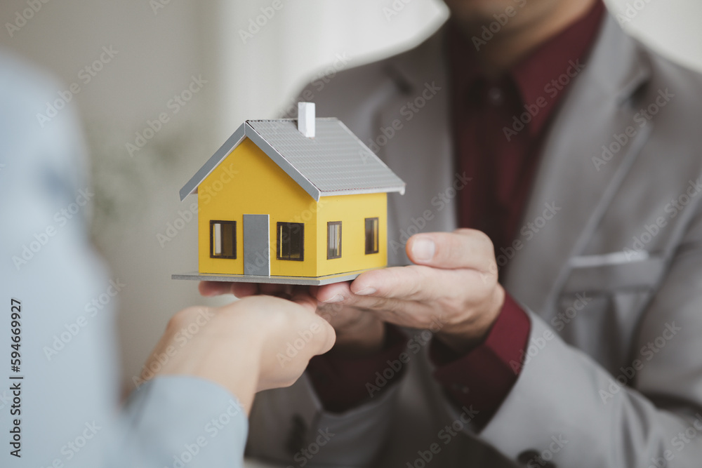 Real estate agents explain models of housing estates in projects to elaborate to clients, explaining and presenting information about homes and purchasing loans. Real estate trading concept. Real estate agents explain models of housing estates in projects to elaborate to clients, explaining and presenting information about homes and purchasing loans. Real estate trading concept.