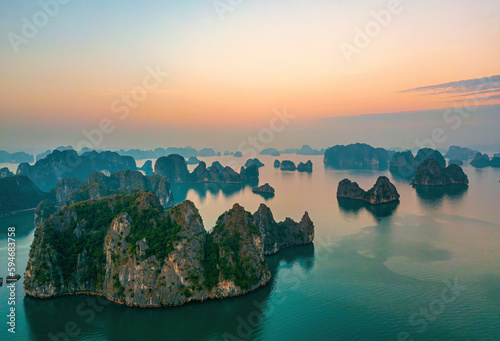 Bilde på lerret Creamy sunset in the limestone mountain scenery at Ha Long Bay, North Vietnam