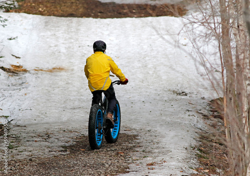 Cycliste faisant du vélo de montagne par une froide journée d'hiver. photo