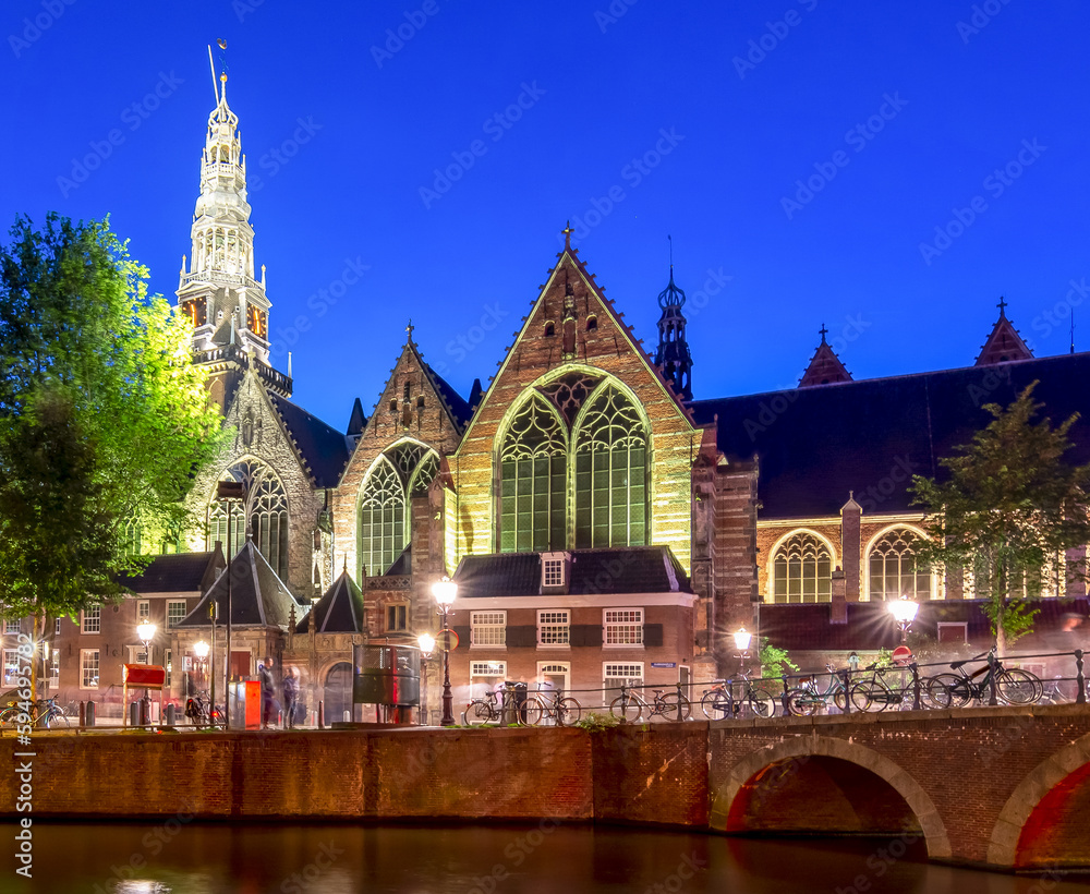 Fototapeta premium Old Church (Oude Kerk) and Amsterdam canals at night, Netherlands