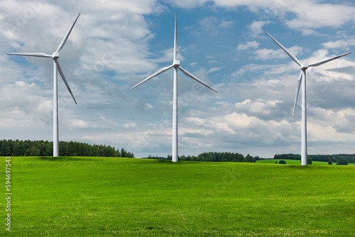Windräder in einer Grünen Landschaft