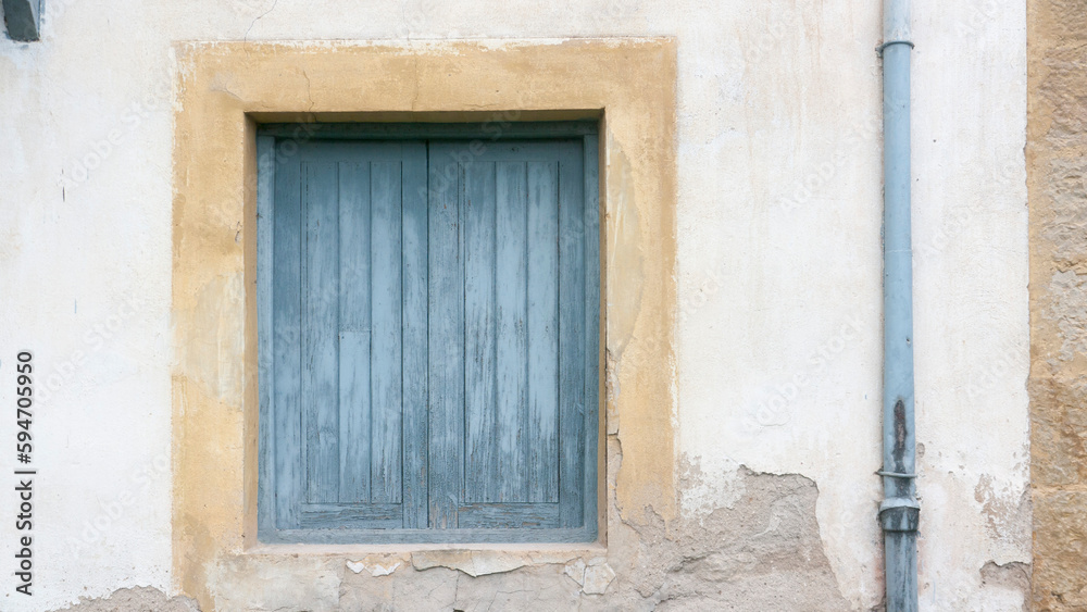 Puertas y ventanas de madera azul en casa solariega