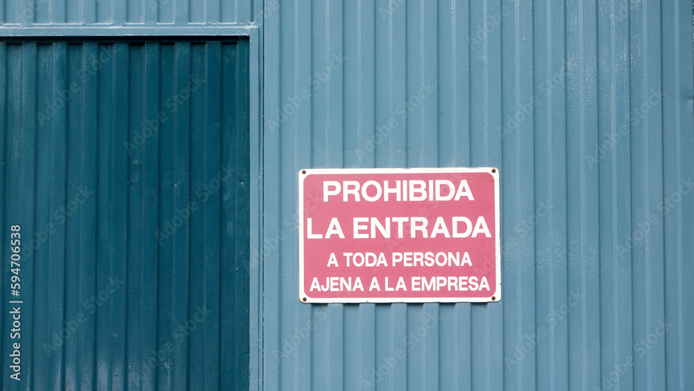 Cartel de prohibido entrar en puerta de metal corrugado en dos tonos de azul Cartel de prohibido entrar en puerta de metal corrugado en dos tonos de azul