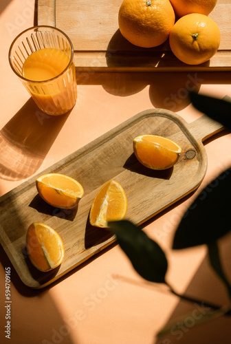 Composicion de naranjas zumo y trozos mesa background alimentos frescos © Chris Leon