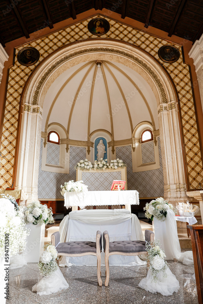 altare e allestimento floreale per una cerimonia matrimoniale 
