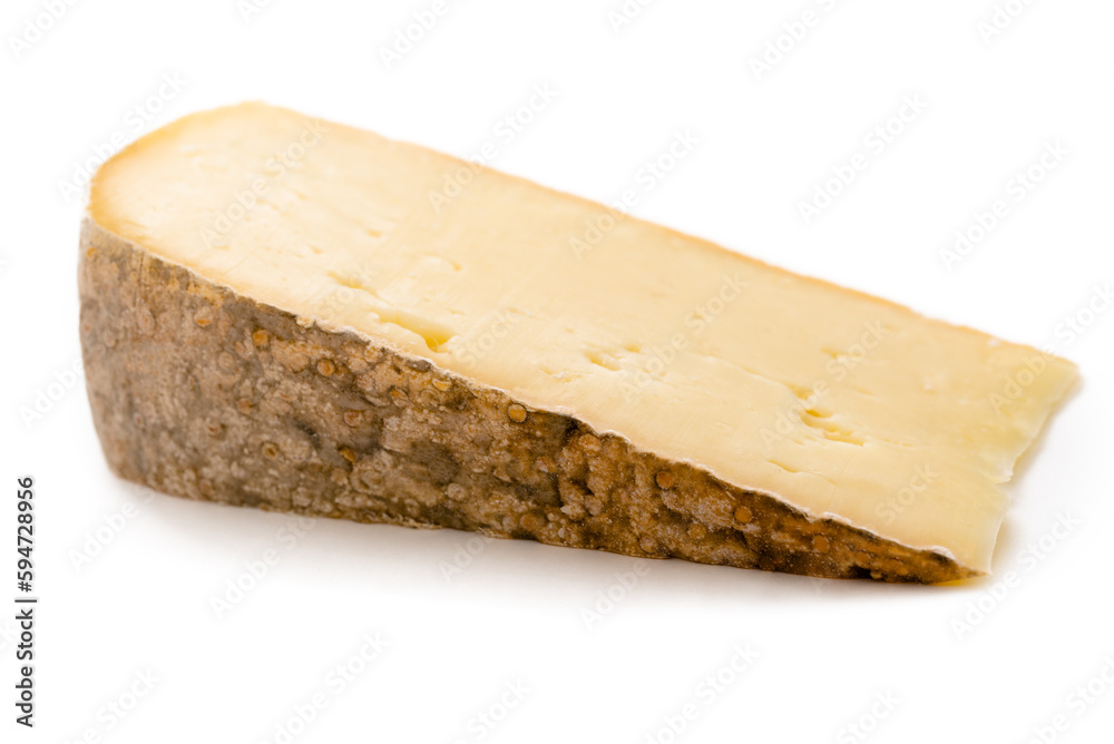 Fetta di formaggio orobico, tipico formaggio italiano con latte vaccino prodotto nelle valli bergamasche 