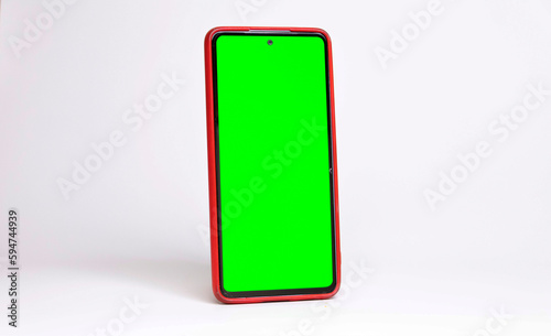 Celular con pantalla verde, de lado, en fondo blanco con sombra, horizontal, con funda roja photo