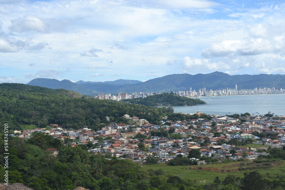 Obraz premium view of city in state of santa catarina brazil with view of the sea in brazil