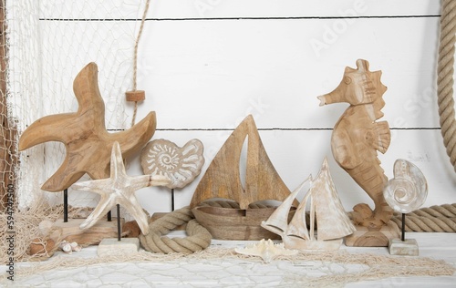 Holz Figuren im maritimen Style aus Mangoholz: Muscheln, Seestern, Seepferchen, Schiffe photo