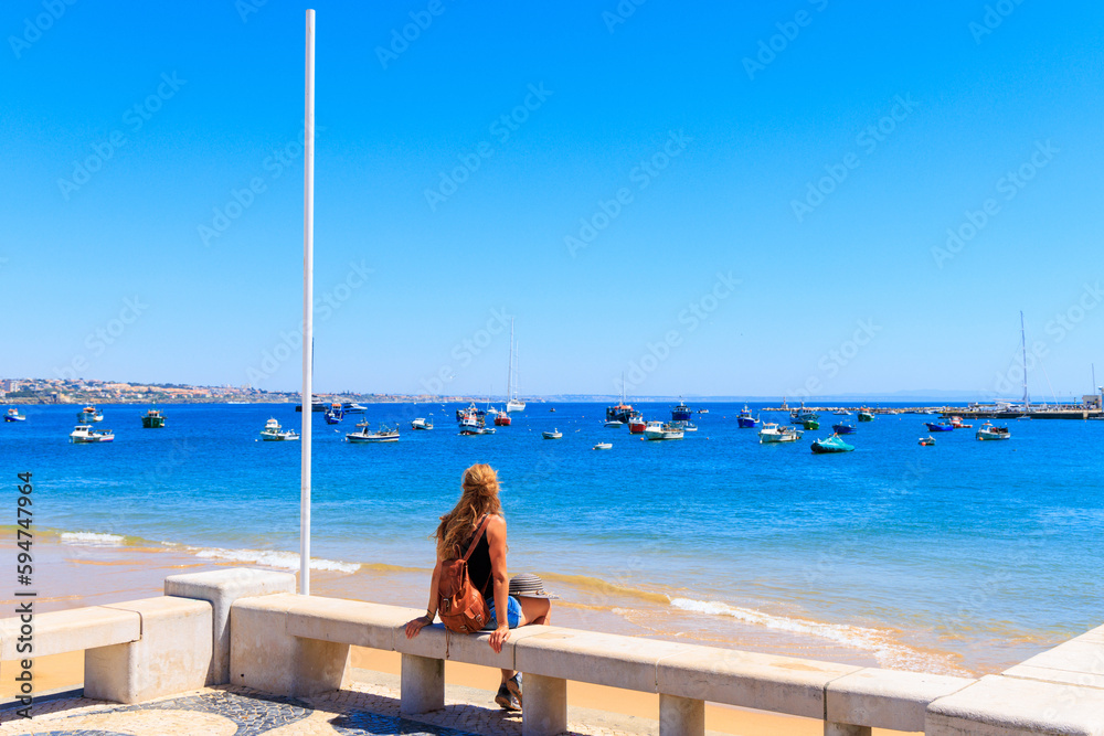 Woman tourist looking at boats in atlantic ocean- Travel in Europa, Cascais in Portugal