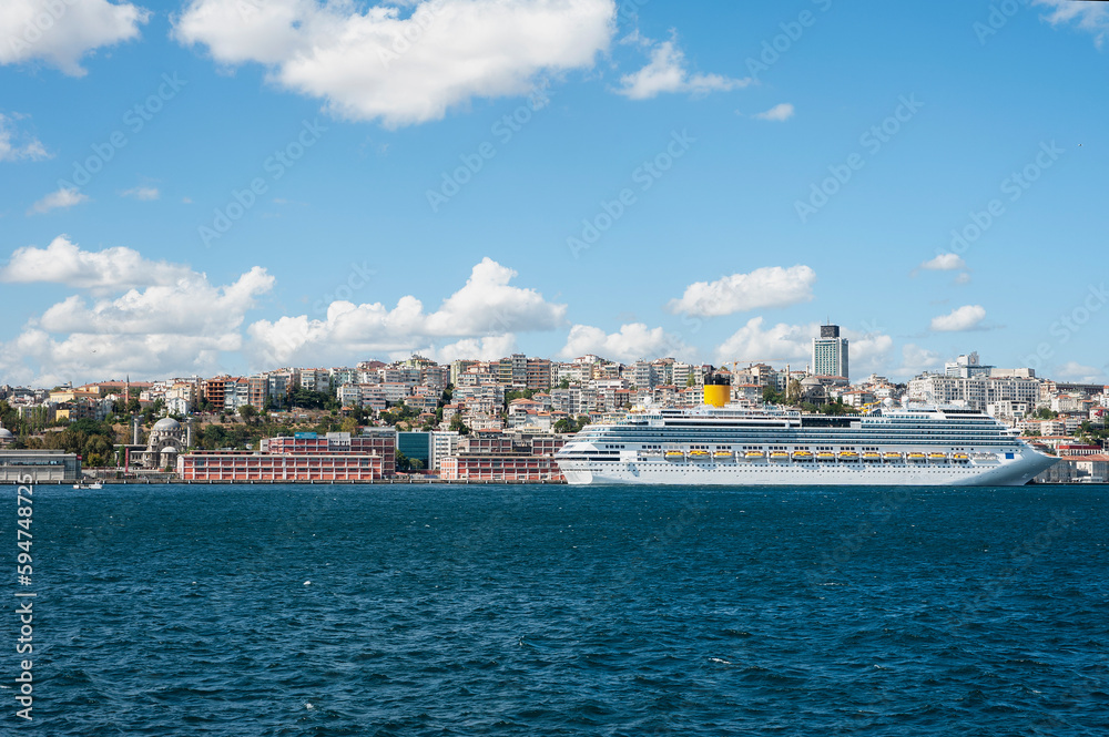 cruise ships in istanbul harbor