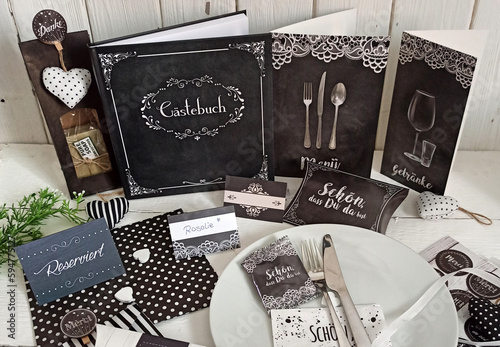 Tischdekoration Feste in schwarz weiß mit Tischkarten, Gästebuch, Menükarte, Gastgeschenk