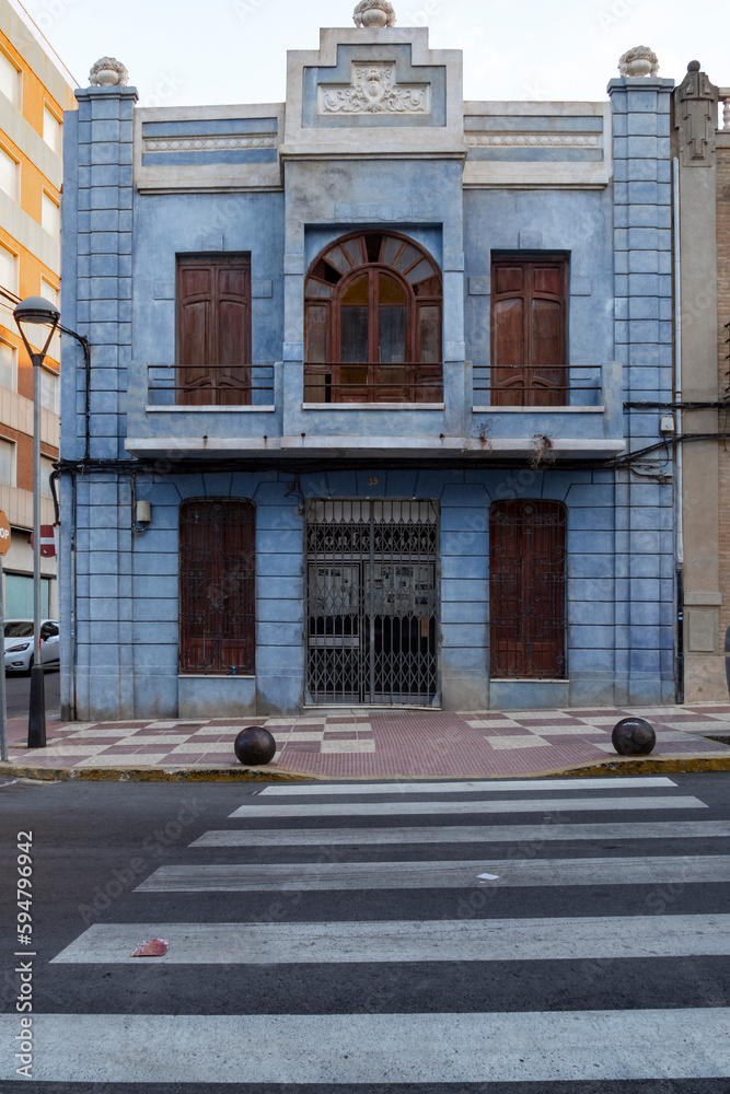 Grafitis y fachadas antiguas