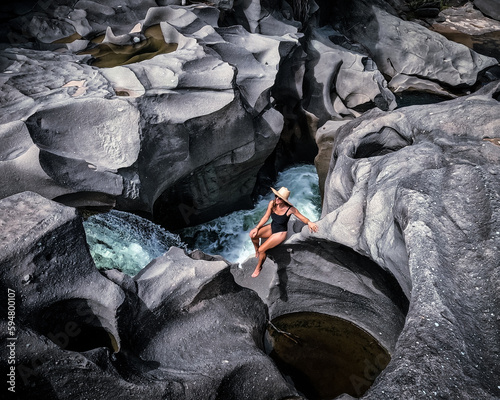 Mulher nas formações rochosas do Vale da Lua, na chapada dos Veadeiros em alto paraíso de Goiás photo