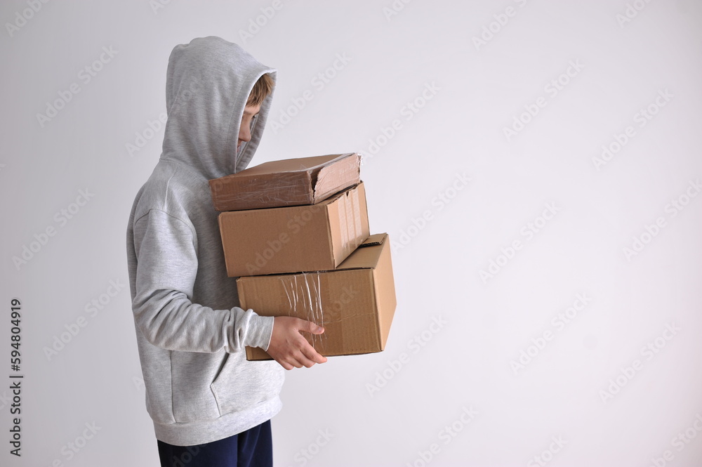 garoto segurando caixas de entrega pelos correios garoto segurando caixas de entrega pelos correios