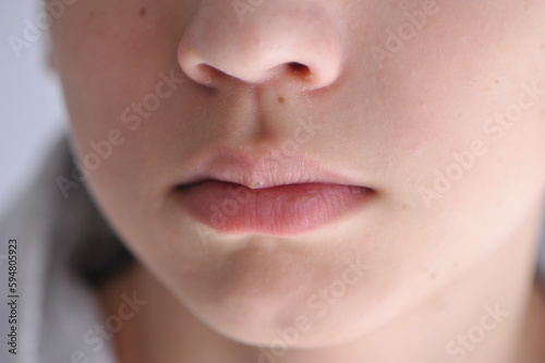 close up lábios de menino 