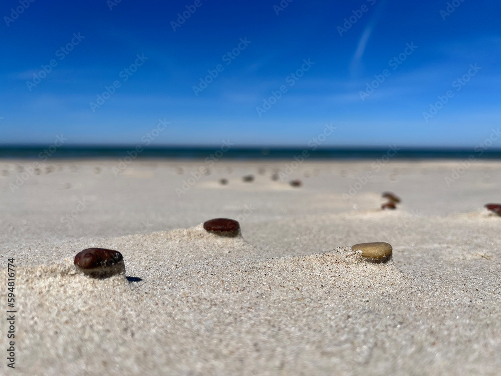 Kamienie na plaży nad morzem owiewane przez wiatr