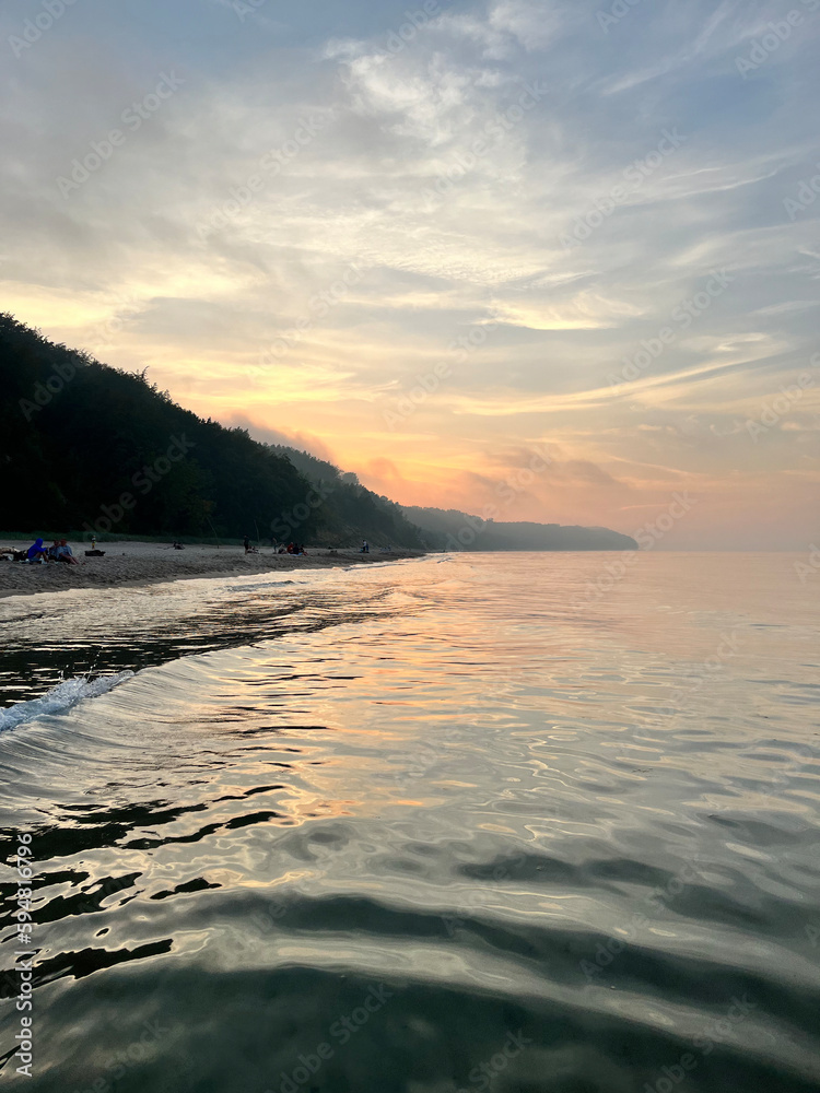 Zachód słońca nad morzem z lasem przy plaży