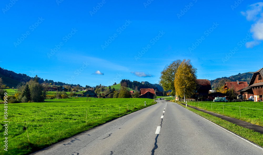 Fototapeta premium Hauptstrasse 10 bei Escholzmatt im Kanton Luzern (Schweiz)