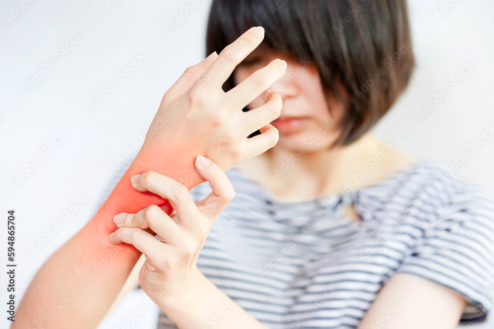 Foto de Women with wrist pain from occupations that use their hands all