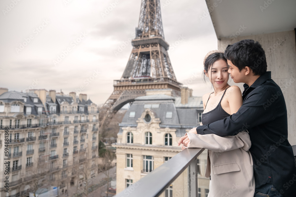 Fototapeta premium Couple tourists in front of the Eiffel tower, Paris.