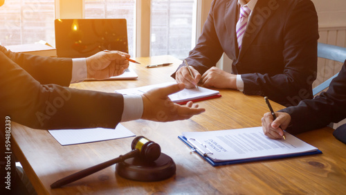 Fotografie Trading documents and joint venture documents are brought to the investors to sign together within the legal counsel's office because the documents to be signed must be witnessed with the signing