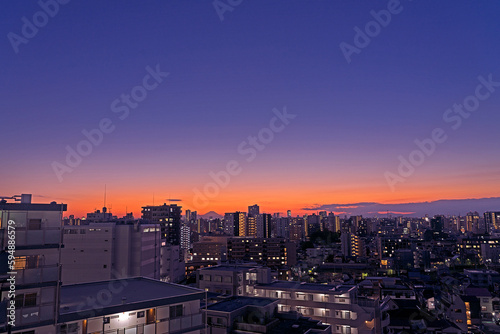 濃紺の空と夕焼けと街のシルエット © Hisaya 