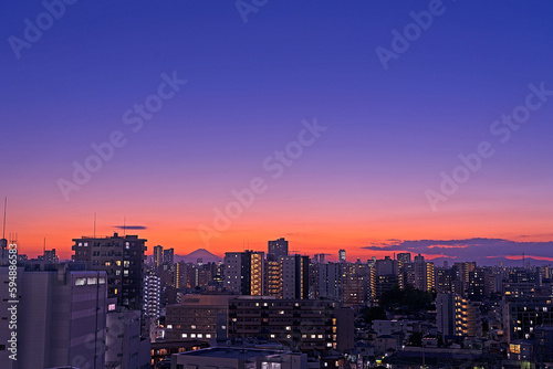 濃紺の空と夕焼けと富士山