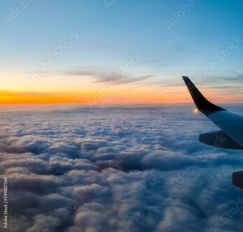 Morgenhimmel über einer Wolkendecke, vom Flugzeug aus gesehen