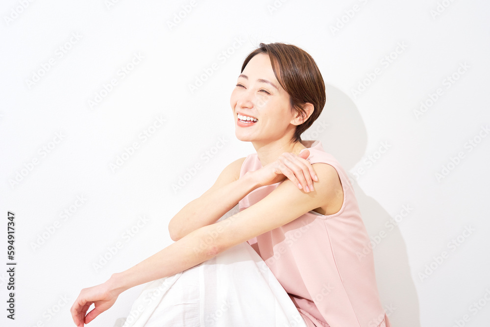 ミドルエイジ女性のポートレート　白背景