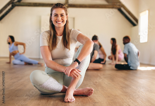 Φωτογραφία Happy young woman sitting in a yoga class