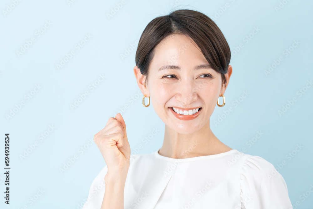 ガッツポーズする女性 ガッツポーズする女性
