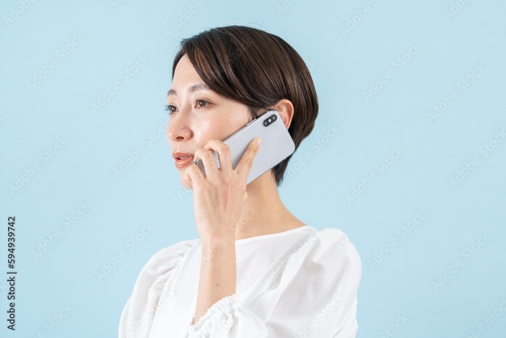 スマホで電話する女性 スマホで電話する女性