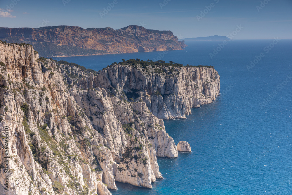 Les Calanques de Marseille avec en arrière plan les falaises Soubeyranes en France Les Calanques de Marseille avec en arrière plan les falaises Soubeyranes en France