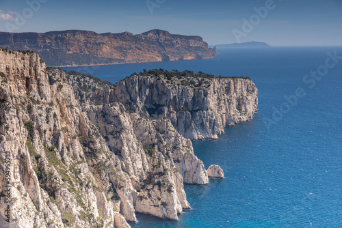 Wallpaper Mural Les Calanques de Marseille avec en arrière plan les falaises Soubeyranes en France Torontodigital.ca
