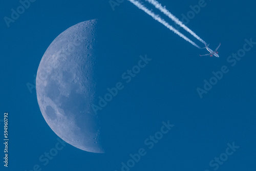 Tableau sur toile avion de aerolinea dejando una estela blanca pasando a la derecha de la luna en