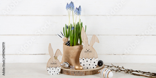 Ostern Dekoration: Osterhasen Figuren aus Holz mit Blumen - Hyazinthen mit Ostereier als Geschenk