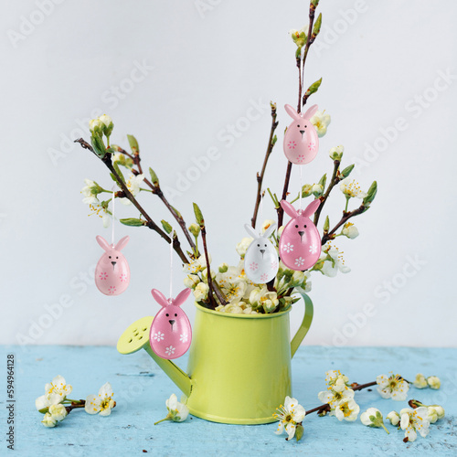 Osterstrauch mit Osteranhänger als Deko zu Ostern