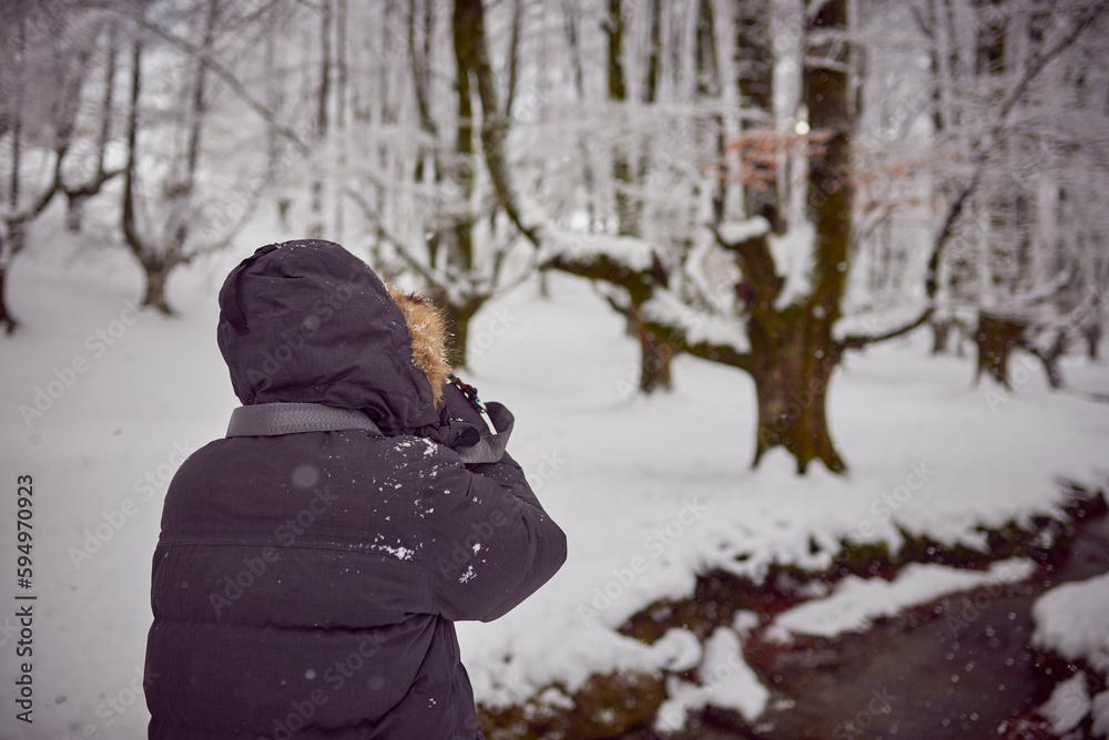 Fotógrafo en un bosque cubierto de nieve Fotógrafo en un bosque cubierto de nieve