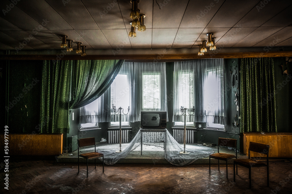 Naklejka premium Old Abandoned Hotel vs. Nature